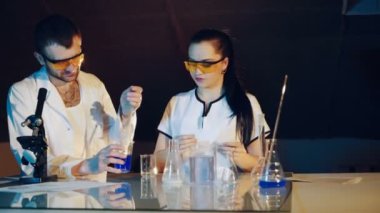 Bilim adamları bir kimyasal laboratuvar ph ölçme ile çalışıyoruz. Bilimsel donatımı