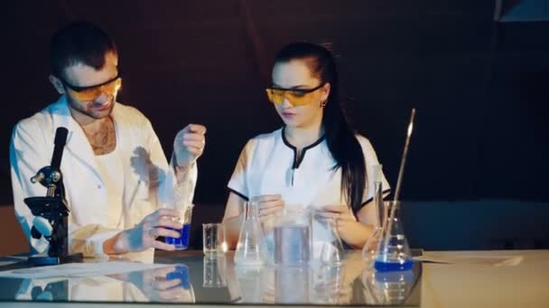 Επιστήμονες Πειραματίζονται Μέτρηση Του Στο Χημικό Εργαστήριο Ιατρικό Επιστημονικό Εξοπλισμό — Αρχείο Βίντεο