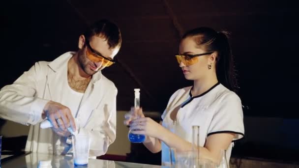 一群科学家在实验室里用五颜六色的液体工作 医疗保健与研究理念 — 图库视频影像
