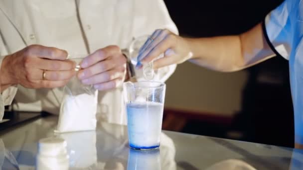 Lab Werknemer Mengt Chemicaliën Experimenten Het Laboratorium Close — Stockvideo