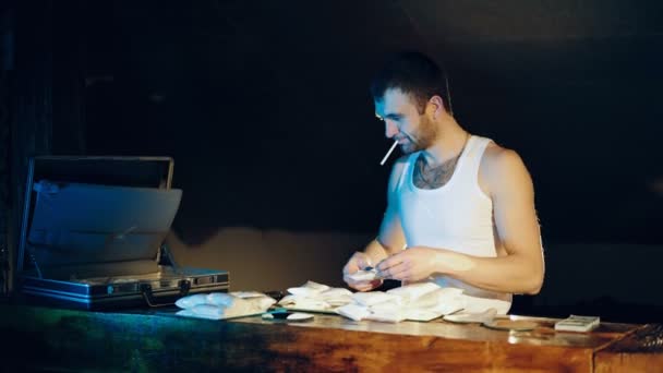 Schusswaffe Drogen Und Geld Drogendealer Stapelt Die Mit Heroin Gefüllten — Stockvideo