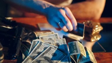 Uyuşturucu bağımlısı hazırlanıyor kokain çizgileri. Göre kokain toz.