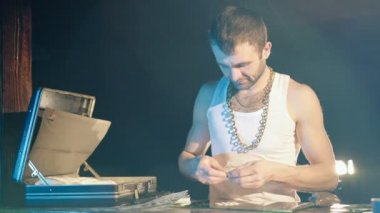 Genç adam bir ayna banknot bir rulo ile kokain koklama. Uyuşturucu suistimal. Suç iş