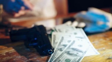 Silah, uyuşturucu ve para. Uyuşturucu satıcısı eroin dolu çanta yığar