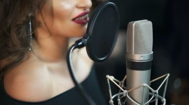 Şarkı güzel seksi genç kadın. Erkek Vokal. Profesyonel kayıt stüdyosu.