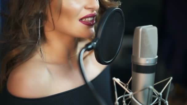 Bir Stüdyoda Bir Mikrofona Şarkı Söyleyen Genç Kız Bir Şarkıcı — Stok video