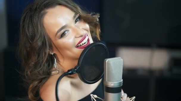 Cantante Femenina Grabando Una Canción Estudio Música Estudio Grabación — Vídeo de stock