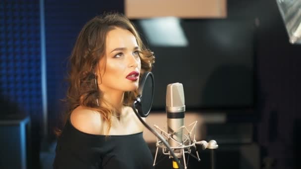 Vacker Sexig Ung Kvinna Sjunger Kvinnliga Vocal Professionell Inspelningsstudio — Stockvideo