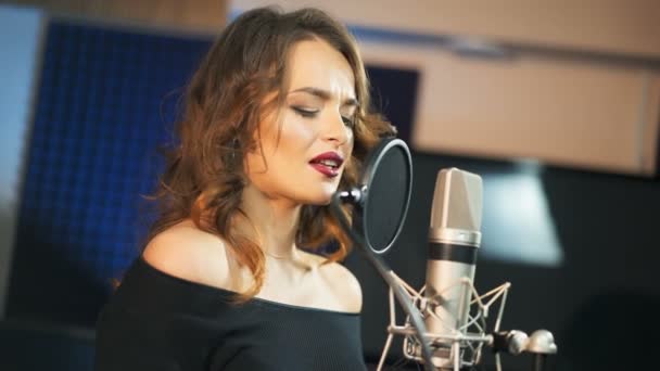 Schöne Frau Die Ein Großes Mikrofon Singt Professionelles Tonstudio — Stockvideo