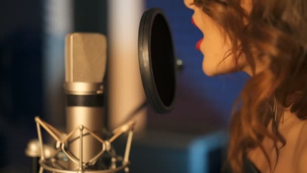 Jonge Vrouw Een Lied Opnemen Een Professionele Studio Close Gezicht — Stockvideo