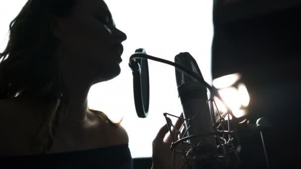 Mulher Beleza Com Microfone Estúdio Profissional Cara Perto Preto Branco — Vídeo de Stock