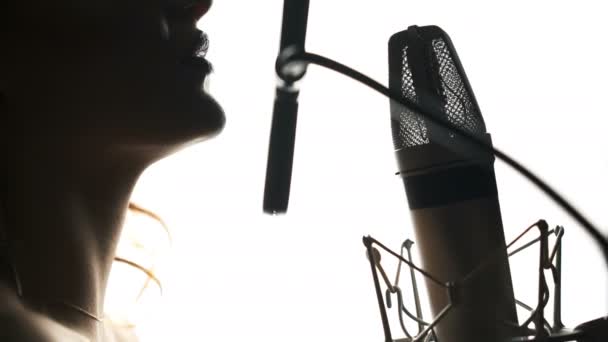 Mulher Bonita Cantando Microfone Estúdio Gravação Preto Branco Sílhueta Feminina — Vídeo de Stock