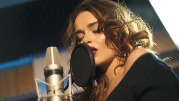 在专业录音室录制歌曲的美丽的年轻歌手 女歌手 — 图库视频影像