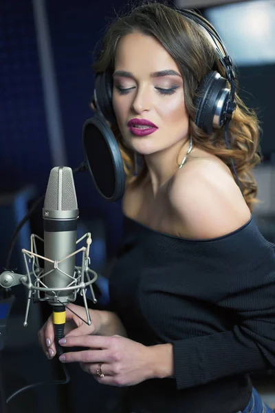 Joven cantante femenina grabación álbum en el estudio profesional . —  Fotos de Stock