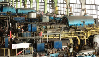 Güç istasyonu. Termik santral elektrik jeneratörleri ve türbinleri makine odasında.