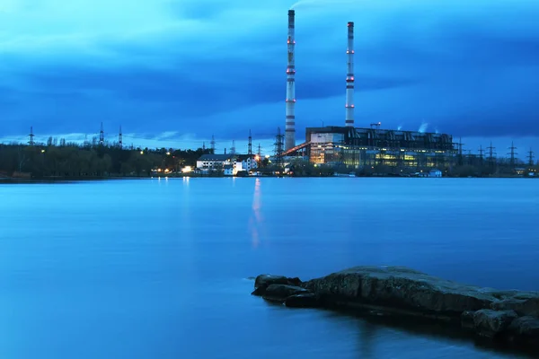 Central eléctrica por la noche — Foto de Stock