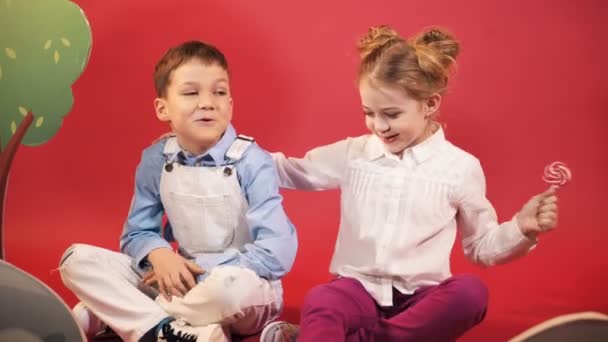 美しい子供たちはお菓子を食べる バレンタインの日 子の愛 — ストック動画