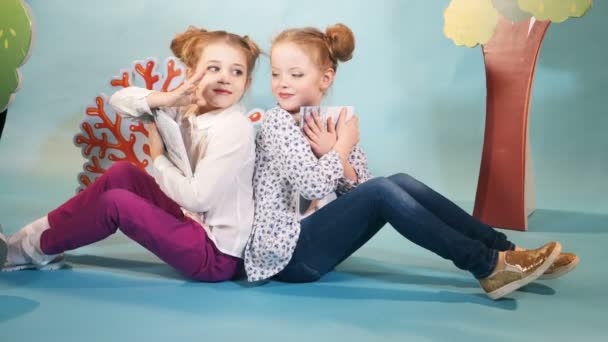 Leuke Kleine Meisjes Zijn Het Lezen Van Boeken Gelukkige Jeugd — Stockvideo