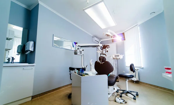 Um novo consultório médico. Sala de dentista. Equipamento profissional do estomatologista. Olá clínica médica de tecnologia. Clínica dentista. Moderno escritório dentário interior . — Fotografia de Stock