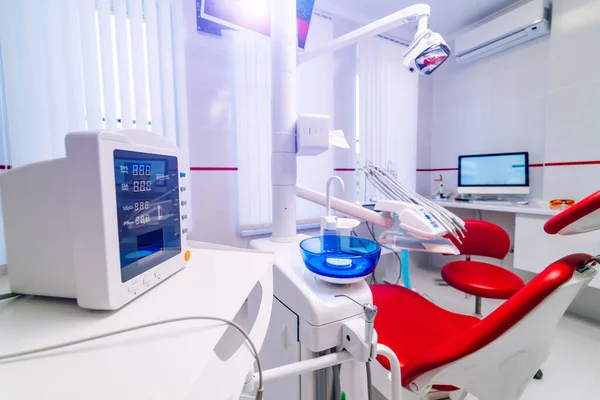 Equipamento médico e conceito de estomatologia - interior do novo escritório de clínica de cirurgia dentária moderna com instrumentos . — Fotografia de Stock