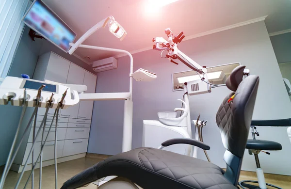Nowoczesnej stomatologii wnętrz biurowych z krzesła i narzędzia. — Zdjęcie stockowe