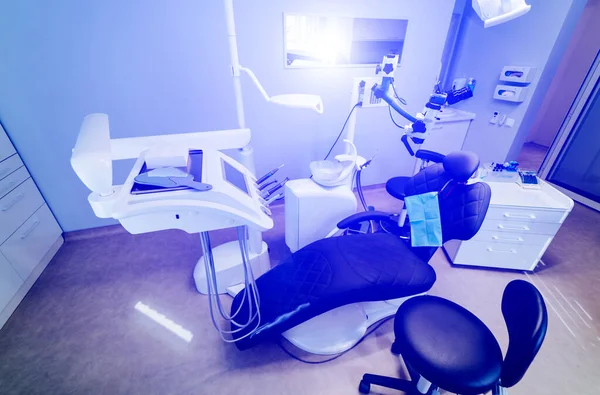 Nowoczesne wnętrze gabinetu dentystycznego z krzesłem i narzędziami. Mikroskop w stomatologii. — Zdjęcie stockowe