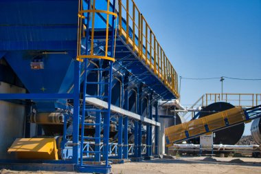 Asfalt, çimento ve beton üretimi için ekipman. Asfalt fabrikası. Beton ya da moloz tankları. Seçici odak.