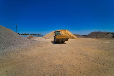Taş ocağı ağır iş makineleriyle dolu. İnşaat endüstrisi. Yatay