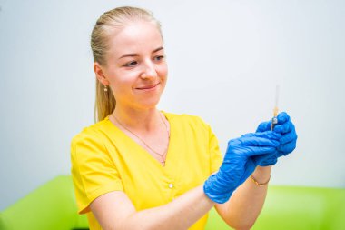 Mavi eldivenli doktor ya da hemşire elinde bebek ya da yetişkin aşısı olan bir şırınga tutuyor. İlaç ve uyuşturucu kavramı.