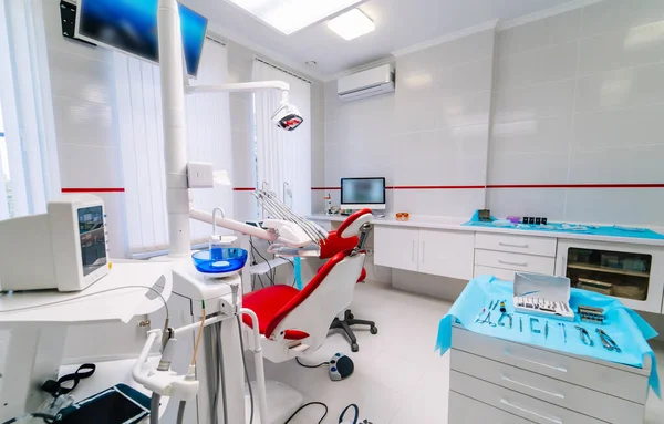 Koncepcja stomatologii, medycyny, sprzętu medycznego i stomatologii - wnętrze nowoczesnego gabinetu stomatologicznego z krzesłem — Zdjęcie stockowe