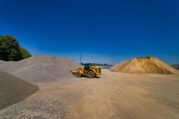 Cava aggregata con macchinari pesanti. Industria edile. Orizzonte — Foto Stock