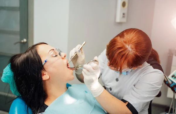 Die Zahnärztin arbeitet in einer modernen Klinik für Stomatologie. Stomatologisches Instrument in der Zahnarztpraxis. Medizin, Gesundheit, Stomatologie-Konzept. — Stockfoto