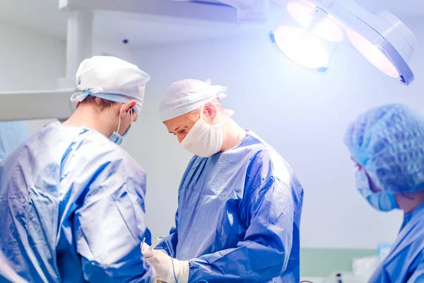 Gruppe von Chirurgen im Operationssaal mit Operationsausrüstung. Medizinischer Hintergrund — Stockfoto