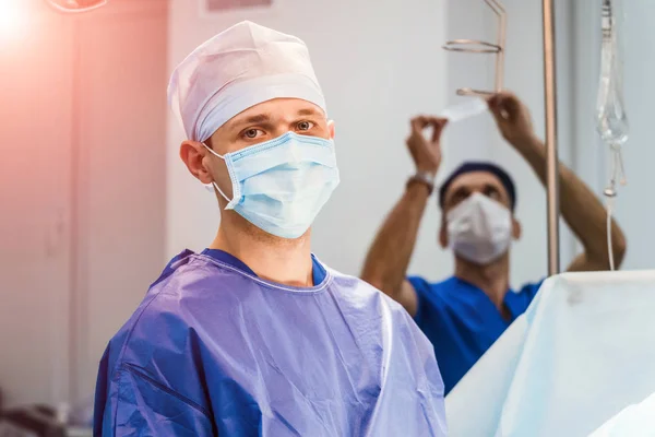 Läkarteam hjälper patienten. Kirurggruppen arbetar i operationssalen. — Stockfoto