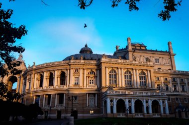 Mavi gökyüzü arka planında çok güzel eski bir mimari. Tarihi bir bina. Ön cephe. Seçici odak.