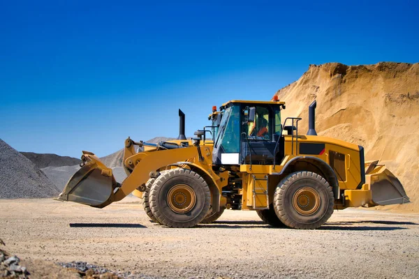 Gele wiel schranklader machine, het laden van grind in de bouw. Werkplaats buiten, zware apparatuur machines. Concept voor bouw en renovatie — Stockfoto