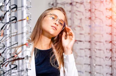 Gözlüklü kadın. Görme düzeltmesi. Gözlüklü kız. Gözlüklü bir kadının portresi. Yakın çekim..