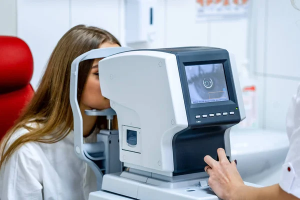 Paciente na clínica de oftalmologia durante o estudo de defeitos de visão computadorizada. Oftalmologista. medicina, saúde, oftalmologia conceito — Fotografia de Stock
