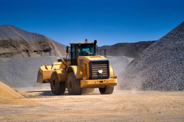 Otoyol inşaatında çalışan ağır iş makineleri. Buldozer, çöp kamyonu, traktör..