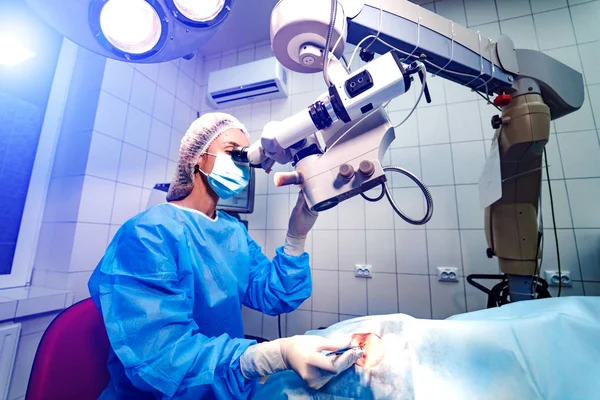 Ögonkirurgi. En patient och kirurg i operationssalen under ögonkirurgi. Patienten under kirurgiskt mikroskop. Synkorrigering — Stockfoto