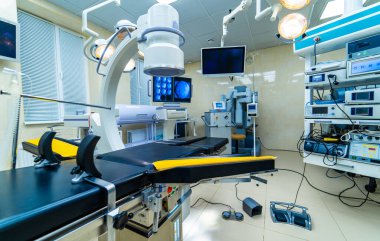 Modern ameliyathanede ekipman ve tıbbi cihazlar. İç mekan