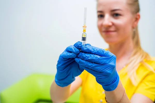 Jeringa con medicamento en la mano, para inyección, prevención y concepto de atención médica.close-up —  Fotos de Stock