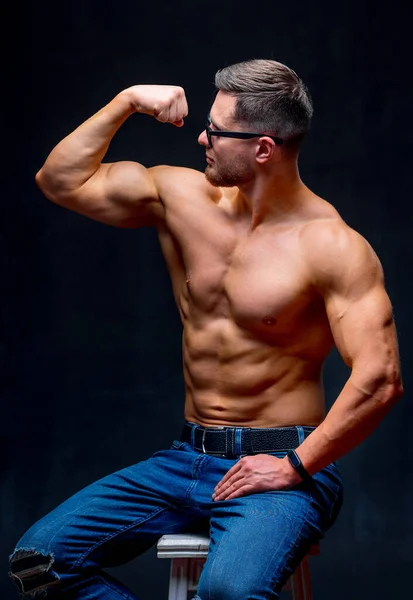 Strong bodybuilder man with perfect abs, shoulders,biceps, triceps and chest showing his biceps. Healthy body motivation. — Stock Photo, Image