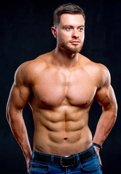 Bodybuilder posing. Beautiful sporty guy male power. Fitness muscled man — Stock Photo, Image