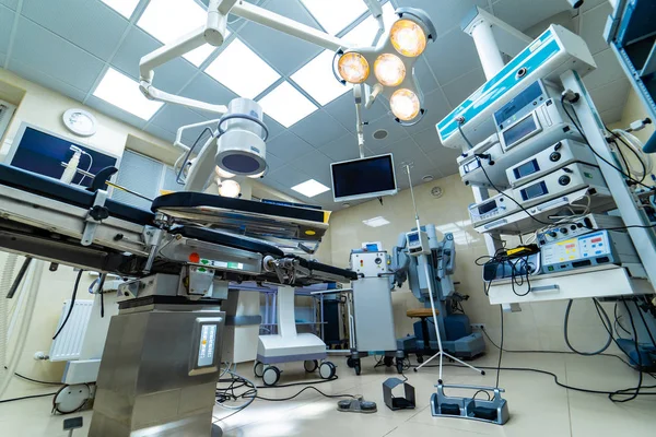 Medical devices and industrial lamps in surgery room of modern h — Stock Photo, Image