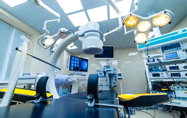 Equipamentos e dispositivos médicos na moderna sala de cirurgia. Operatina — Fotografia de Stock