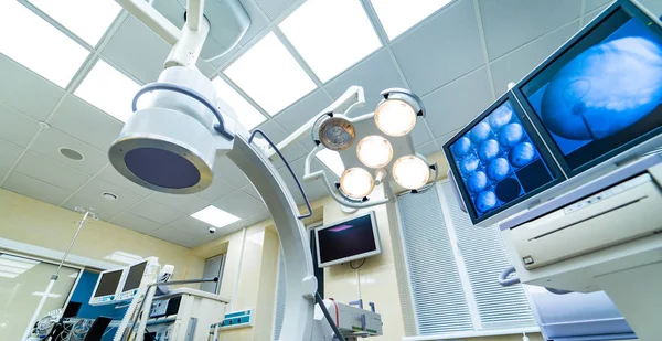 Lampa i operationssalen på sjukhuset. Utrustning och medicintekniska produkter — Stockfoto
