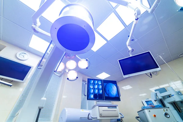 病院の手術室のランプ。装置及び医療機器 — ストック写真