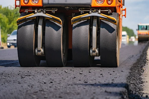 Vista ravvicinata sul rullo stradale al lavoro sulla nuova costruzione stradale — Foto Stock