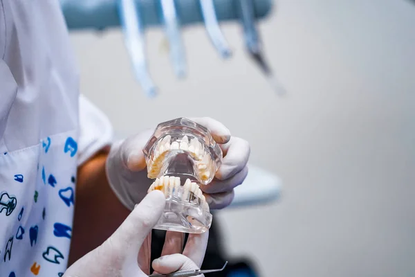 The dentist is holding dentures in hands. Dental prosthesis in d — 스톡 사진